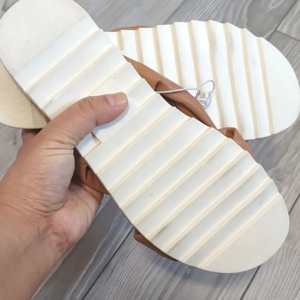 (23-1742) Universal Thread  Dena Sandals Size 9.5